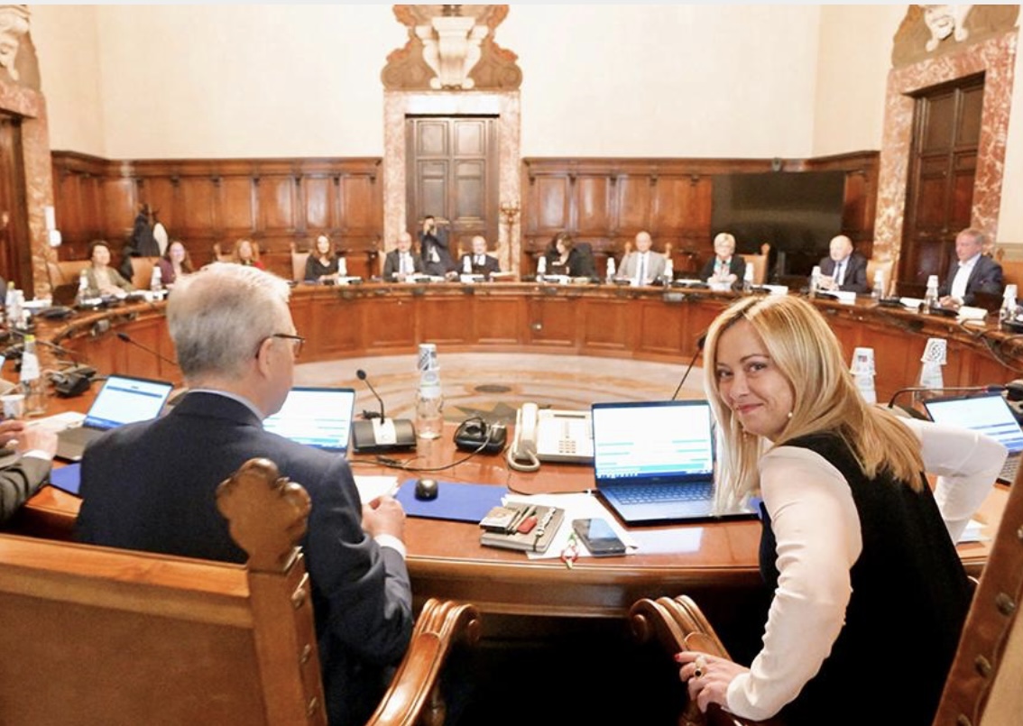 Il 5 maggio è entrato in vigore il decreto lavoro, ampiamente sponsorizzato dal governo meloni, eretto a panacea di tutti i problemi dei lavoratori. Cosa contiene?