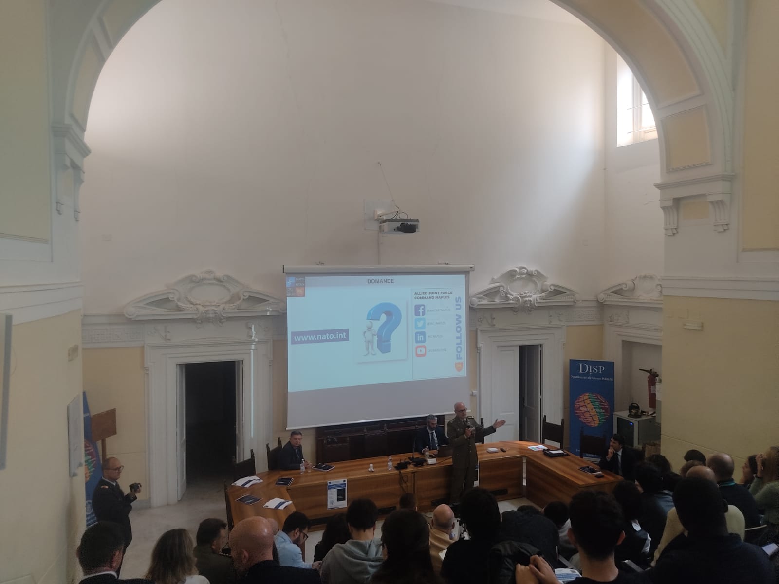 Giovedì 11 maggio si è tenuto, nel dipartimento di Scienze Politiche della Federico II di Napoli, un convegno avente ospite il Gen. Vasco Angelotti, capo di stato maggiore NATO